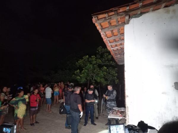 Além de José Francisco, havia na casa uma adolescente de 16 anos que não foi ferida pelos criminosos. Depois dos tiros, o grupo fugiu do local. Nenhum deles foi identificado. A po(Imagem:Reprodução)