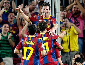 Com três gols de Messi, Barça goleia e leva o primeiro título da temporada