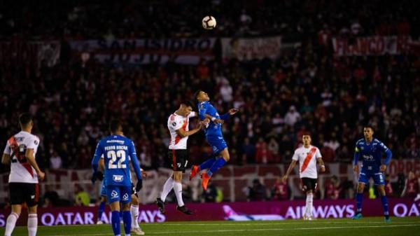 Cruzeiro segura empate com River Plate, que desperdiça pênalti no fim da partida