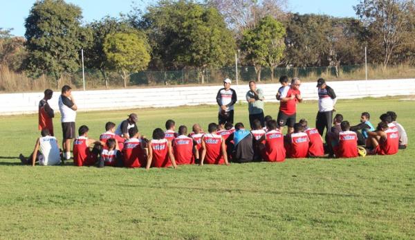 Josué Teixeira e César Luz tem breve discussão antes de treino do River-PI