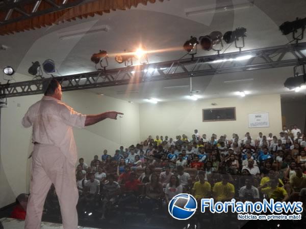 Palco Girat&oacute;rio apresentou o espet&aacute;culo Sargento Get&uacute;lio em Floriano.(Imagem:FlorianoNews)