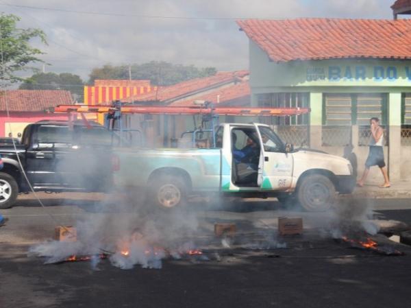 Fio de energia cai no meio da rua e pega fogo na Zona Sul de Teresina
