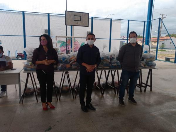 Prefeitura distribui cestas básicas para artistas de Floriano