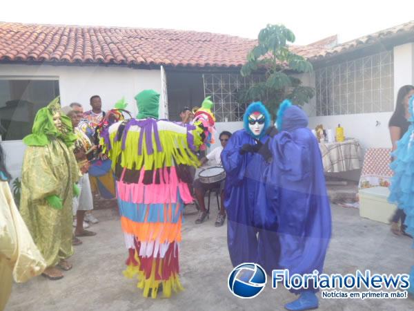 Bloco Chanas Cheirosas esquenta a quinta-feira pr&eacute;-carnaval em Floriano.(Imagem:FlorianoNews)
