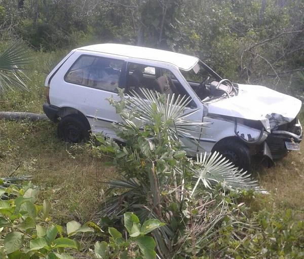 Motorista perde controle e capota o carro na zona rural de Floriano.(Imagem:Divulgação)
