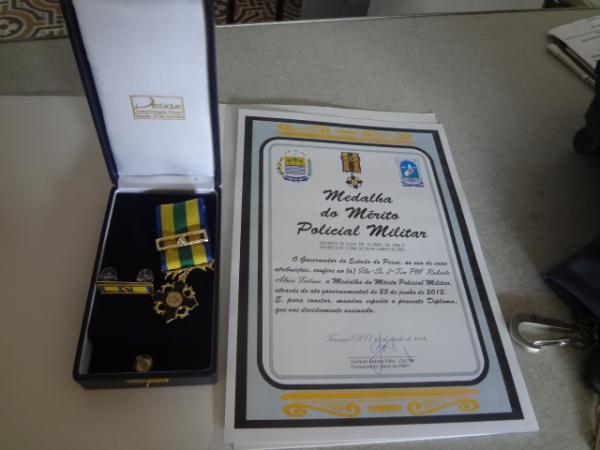 Policial Militar de Floriano recebe Medalha de M&eacute;rito Policial.(Imagem:FlorianoNews)