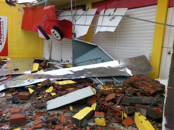 Chuva, ventania e queda de granizo deixam bairros na capital sem energia
