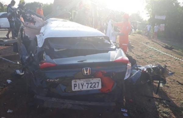 Médico morre após carro bater de frente com carreta na BR-343