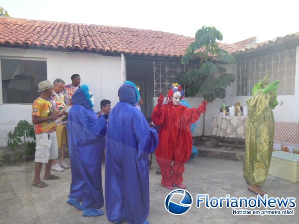 Bloco Chanas Cheirosas esquenta a quinta-feira pr&eacute;-carnaval em Floriano.(Imagem:FlorianoNews)