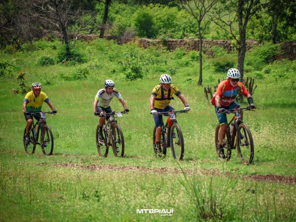 Atletas desbravaram as belas trilhas no Desafio Jenipapo Bike, abertura do Piauiense de MTB.(Imagem:Divulgação)