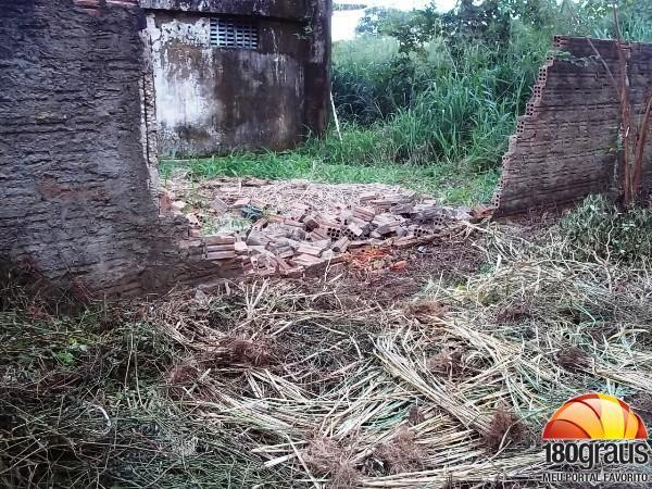 Veiculo desgovernado destr&oacute;i muro da caixa D&aacute;gua em Agricol&acirc;ndia.(Imagem:180graus)