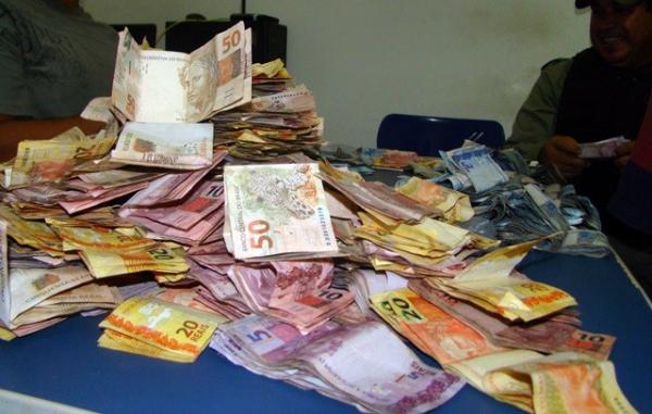 Mulher de traficante é presa com cerca de R$ 40 mil e 200 g de maconha