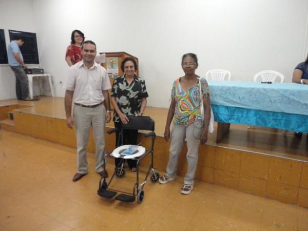 Entrega de sete cadeiras de rodas em Floriano