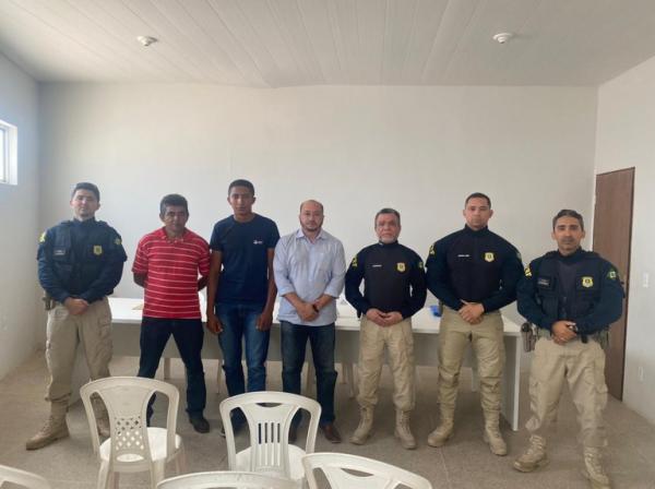 PRF realiza palestra educativa sobre os perigos de animais soltos nas rodovias federais