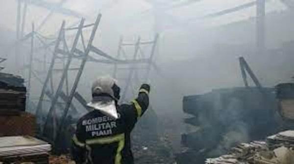 Incêndio destrói depósito de loja de construções em Luís Correia