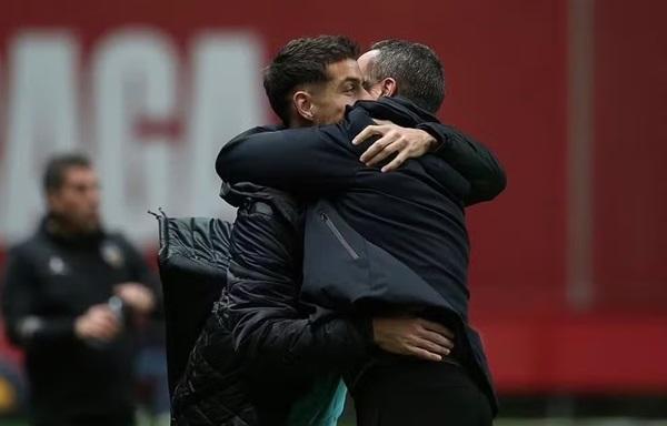 Pai e filho se cumprimentam em duelo entre Farense e Braga(Imagem: Reprodu&ccedil;&atilde;o)