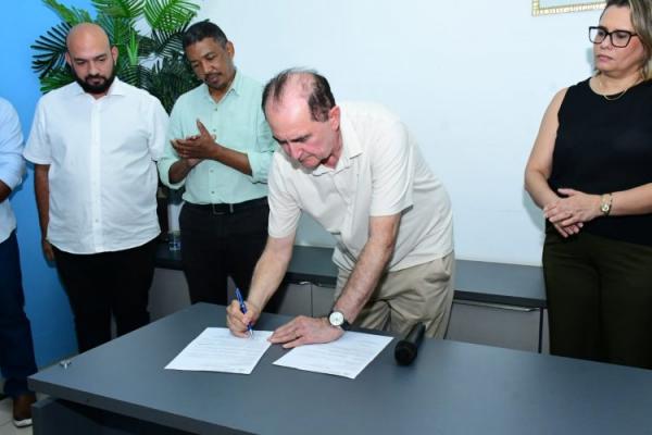 Assinadas ordens de serviços para obras nas áreas da Educação e Infraestrutura em Floriano