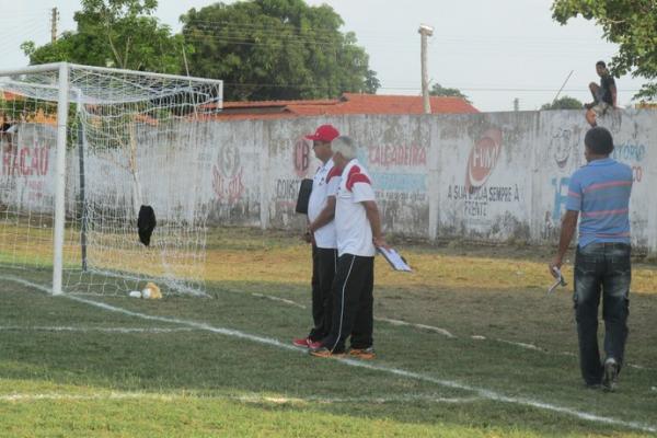 Fl&aacute;vio Ara&uacute;jo e o auxiliar H&eacute;lio Pinheiro observam o time da linha de fundo.(Imagem:Josiel Martins/GloboEsporte.com)