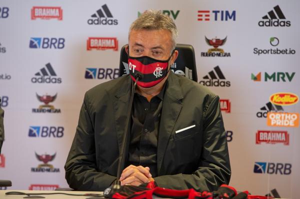 Na base do portunhol, Domènec chega ao Flamengo e revela dica de Guardiola: "Não deixe passar"