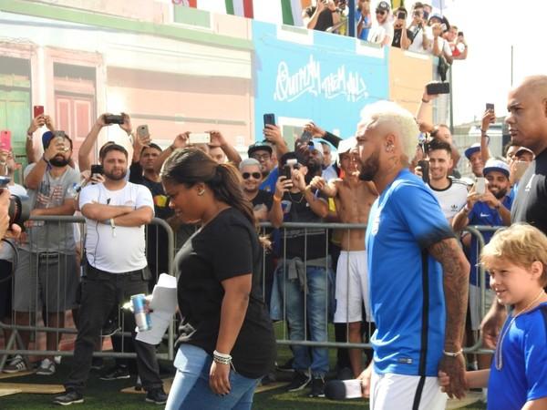 Neymar chega a evento com o filho Davi Lucca.(Imagem:Ana Canhedo)