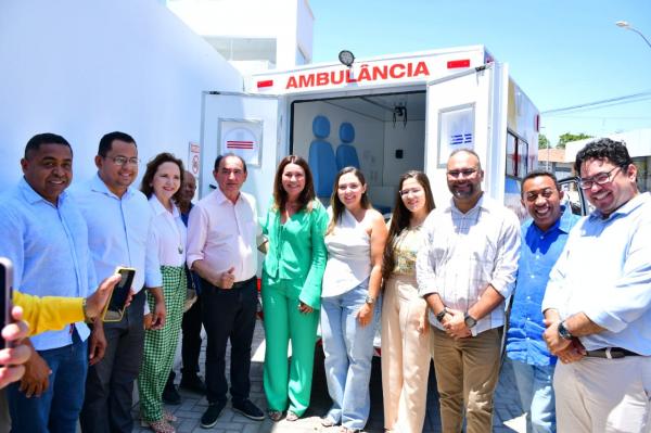 Vereadores acompanham entrega de ambulância para a Saúde de Floriano
