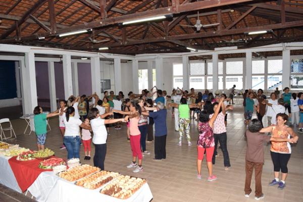 Idosos participam de atividade física e celebram a qualidade de vida