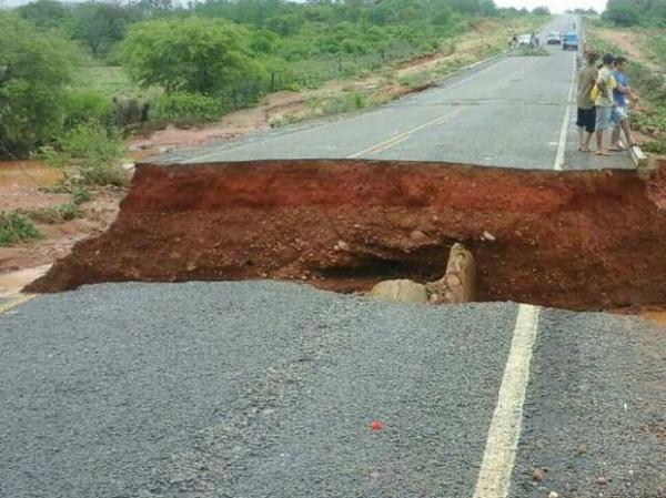 Barragem transborda e compromete ponte na PI-459 em Queimada Nova