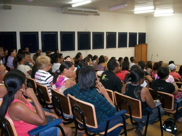 Mais um cap&iacute;tulo do drama da rede municipal de ensino de Floriano.(Imagem:FlorianoNews)