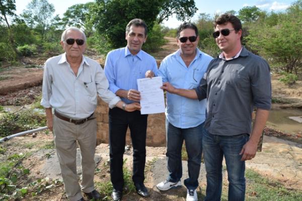 Prefeito entrega ordem de serviço para construção de pontes em Floriano