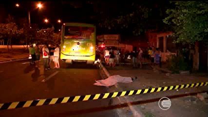 Homem se desequilibra ao cair de ônibus e morre atropelado na capital