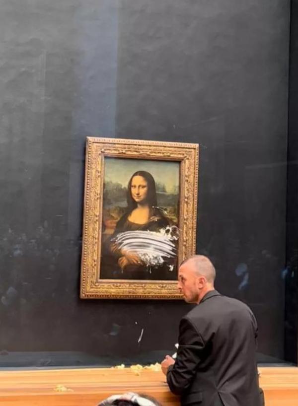 Mona Lisa sai ilesa de ataque com torta