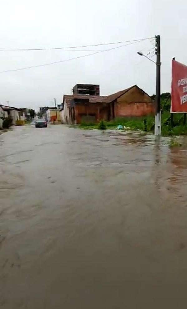N&iacute;vel do Rio Parna&iacute;ba aumenta e atinge bairros em Floriano e Bar&atilde;o de Graja&uacute;(Imagem:Reprodu&ccedil;&atilde;o)