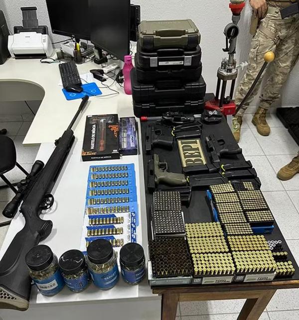 Polícia apreende arsenal de guarda municipal que matou ex e vereador; 4 armas, carregador e munições