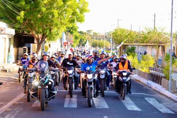  Joel, Jeov&aacute; e Ciro recebem o carinho de populares em motociata pela zona Norte de Teresina(Imagem:Ascom)