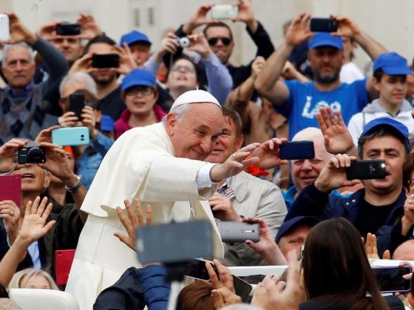 Papa Francisco chega &agrave; Pra&ccedil;a S&atilde;o Pedro para audi&ecirc;ncia semanal nesta quarta-feira (11).(Imagem:Stefano Rellandini / Reuters)