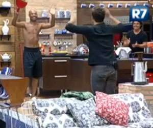 Thiago e Dinei dançam antigo sucesso do Molejo durante a faxina