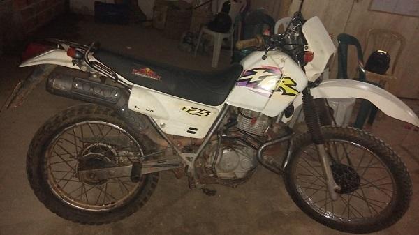 Motocicleta roubada é localizada em estacionamento de supermercado em Floriano