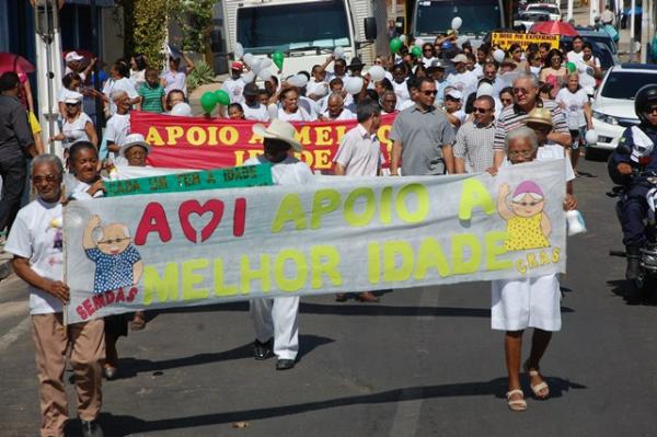 Caminhada marca a Semana do Idoso em Floriano.(Imagem:Waldemir Miranda)