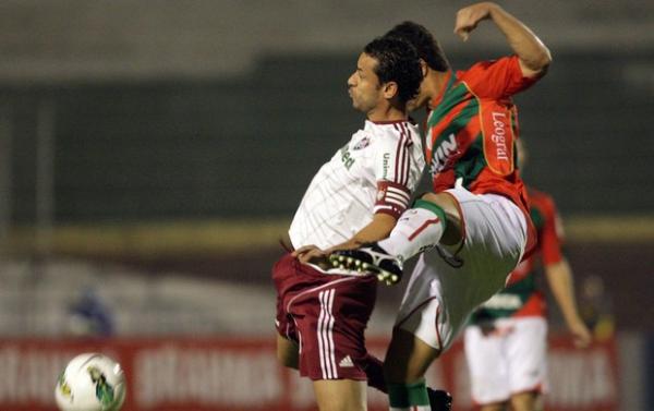Fred, do Flu, sofre com a marca&ccedil;&atilde;o da Portuguesa no Canind&eacute;.(Imagem:Photoc&acirc;mera)