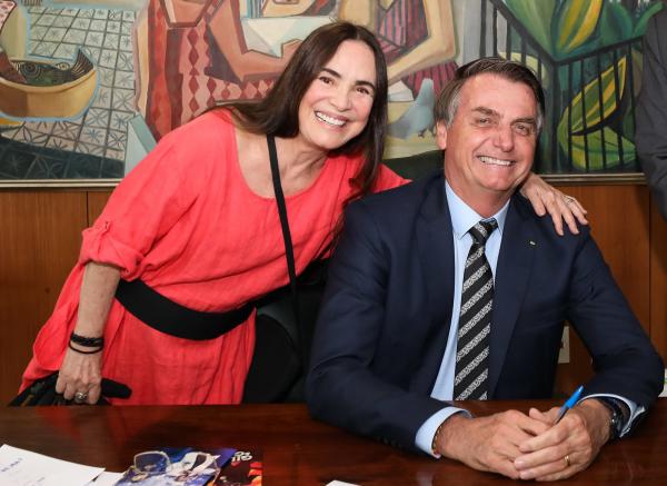 Regina Duarte anuncia que aceitou convite de Bolsonaro para assumir Secretaria de Cultura