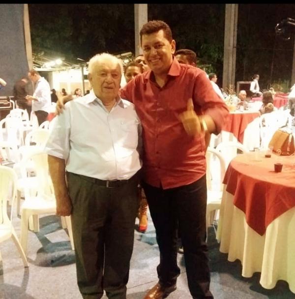 Idalécio Nogueira presta última homenagem ao empresário João Claudino