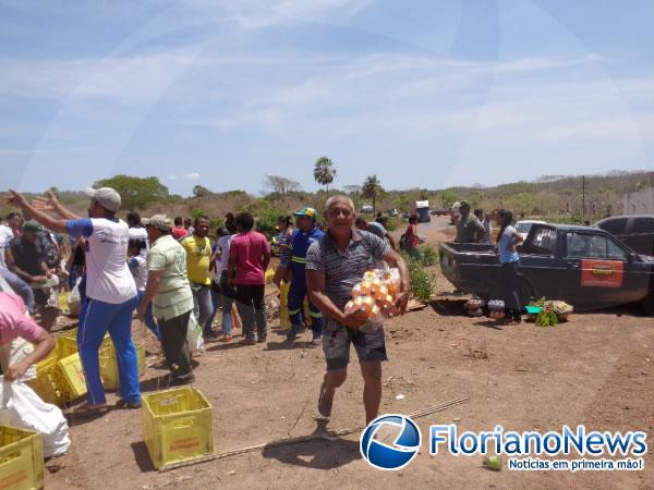 Caminhão tomba e carga é saqueada em Floriano.(Imagem:FlorianoNews)