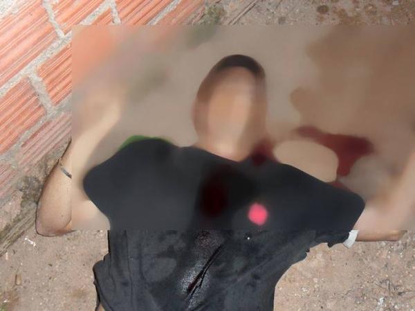 Jovem é morto com um tiro no peito na porta da sua residência