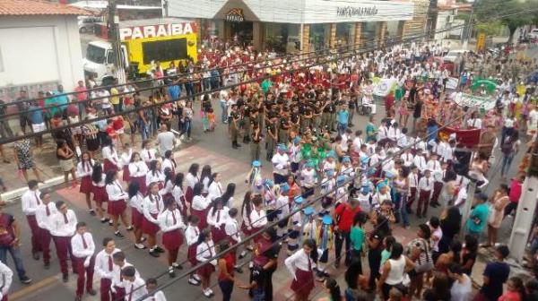 Tradi&ccedil;&atilde;o e civismo marcam festividades do Gin&aacute;sio Primeiro de Maio em Floriano.(Imagem:FlorianoNews)