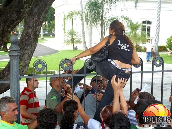 Alguns ainda pularam a grade.(Imagem:180graus)