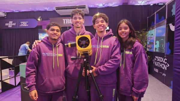 O equipamento, produzido em sua maior parte em impressora 3D, será expandido para as cerca de 100 escolas da rede estadual que ofertam, atualmente, o ensino de robótica.(Imagem:Divulgação)