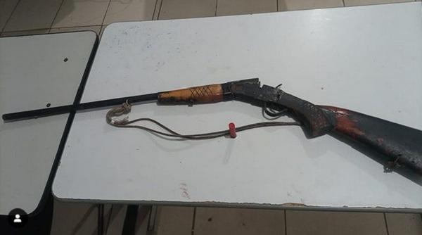 Força Tática prende homem por ameaçar família com espingarda