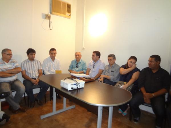 Gilberto J&uacute;nior realizou primeira reuni&atilde;o com equipe de secret&aacute;rios.(Imagem:FlorianoNews)