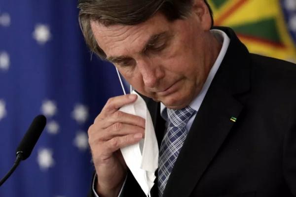 Em meio a colapso, Bolsonaro questiona motivo de lotação de UTIs: "parece que só morre de Covid"