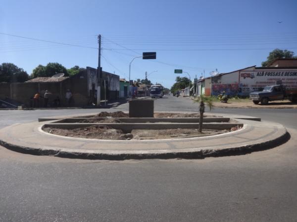 Homem é vítima de roubo a transeunte na Avenida Senador Dirceu Arcoverde